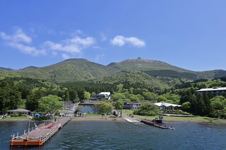 The refreshing scenery of Lake Ashi in early summer