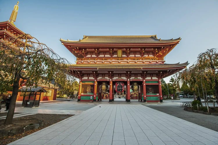 The scenery of Kaminarimon Gate in Asakusa, Tokyo