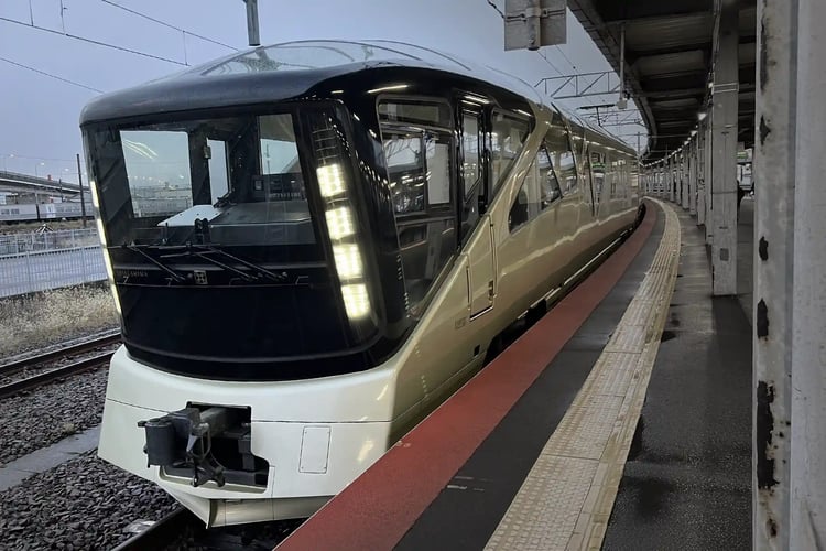 Train Suite Shiki-shima