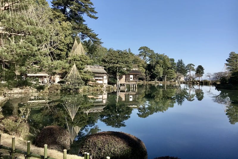 Kenrokuen Garden Yukizuri and the Traditional Tea House