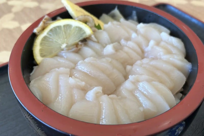 Thick-cut fresh scallops over sushi rice