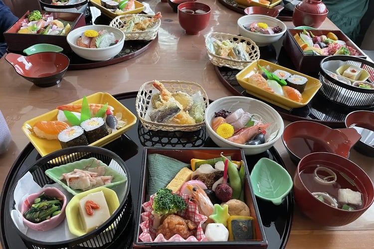 A Standard Explanatory Title Shidashi Catering for Celebratory Feasts and Formal Kaiseki Kaiseki Dining