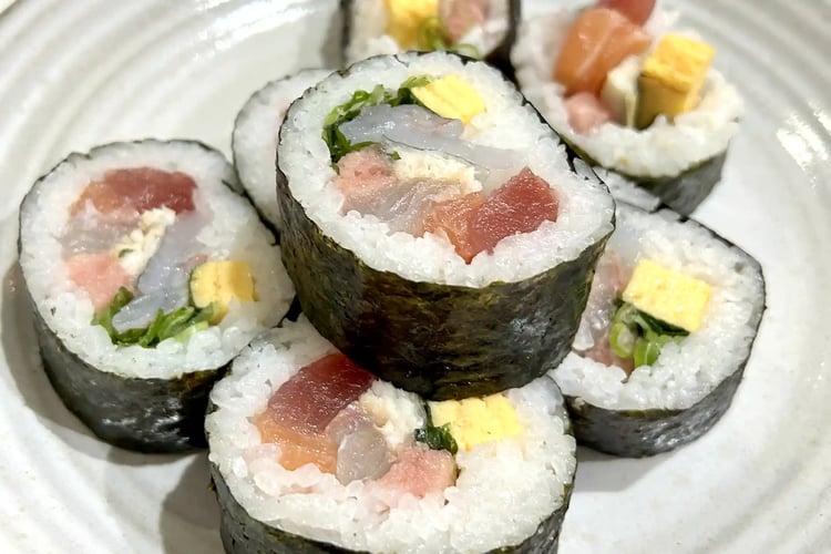 Sliced Thick Seafood Sushi Roll (Kaisen Futomaki Slices)