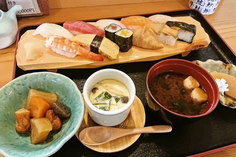 Sushi Set Meal (Sushi Teishoku)
