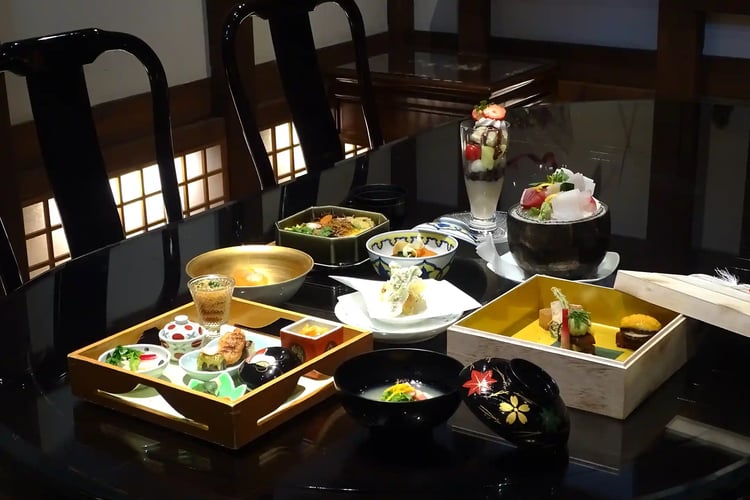 Kaiseki Dining in a Private Room (Composition Highlighting the Texture of the Tableware)