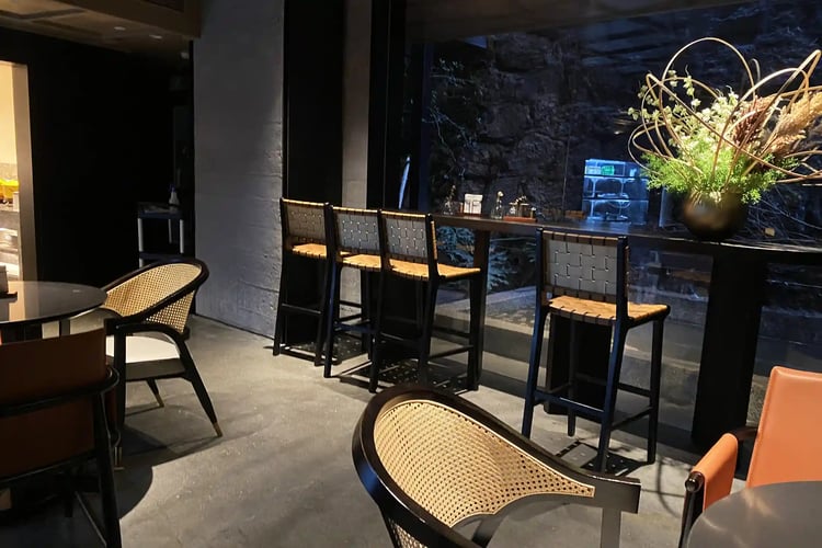 Quiet Counter Seating (Intimate and Conversational Atmosphere)