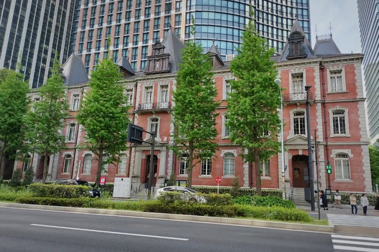 The Mitsubishi Ichigokan Museum and the intersection near Tokyo Station