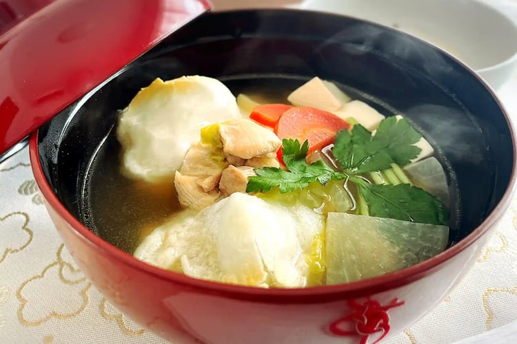Moment of Opening a Soup Bowl (Clear Dashi and Aromatic Steam)