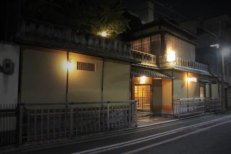 Night View of Sumiya Ryokan in Kyoto_s Townscape