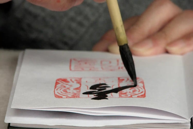Byodoin calligrapher close