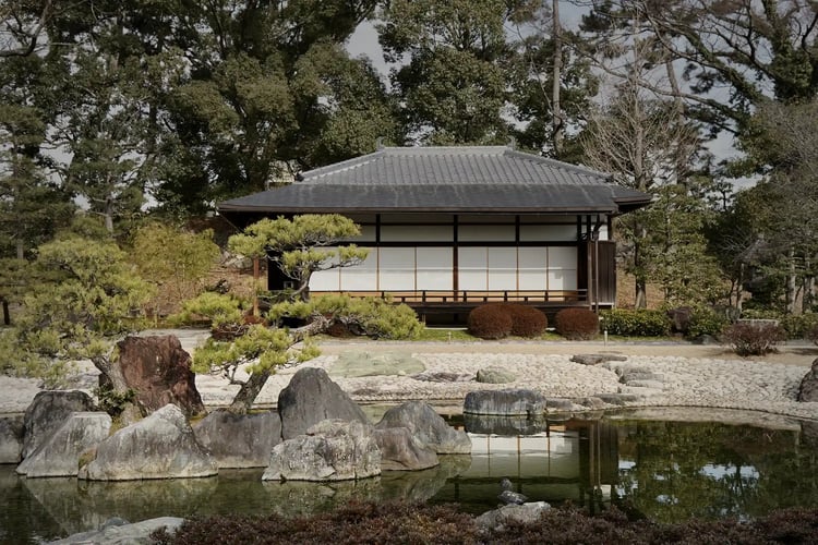 Scenery of Nijo Castle_s Honmaru Garden