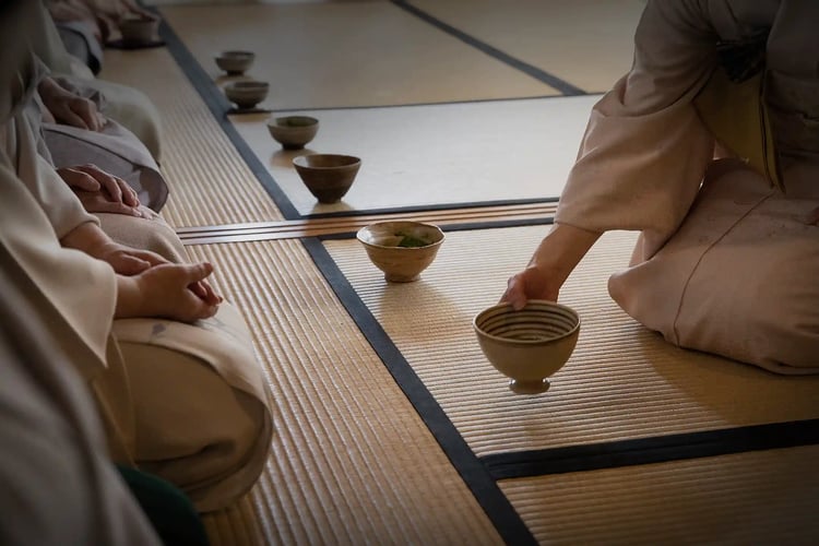Japanese_Tea_Ceremony_Serving_Tea