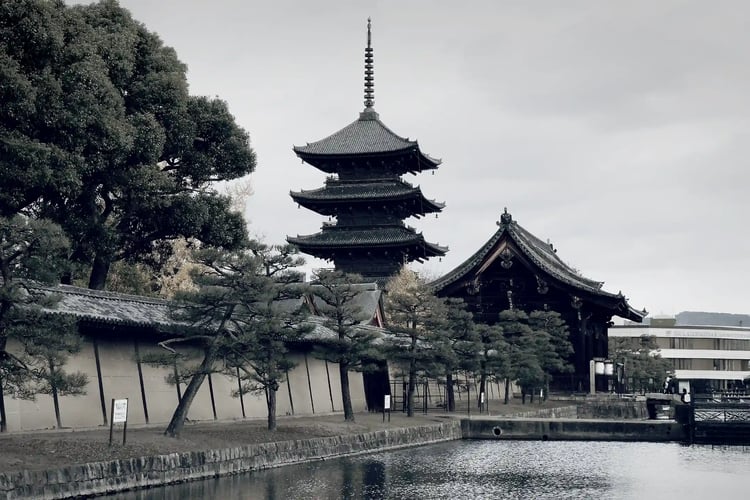 To-ji Temple_s five-story pagoda and South Gate in autumn