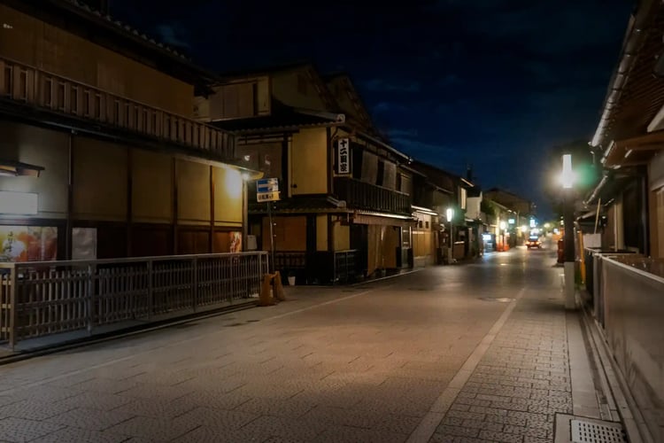 Hanamikoji at night
