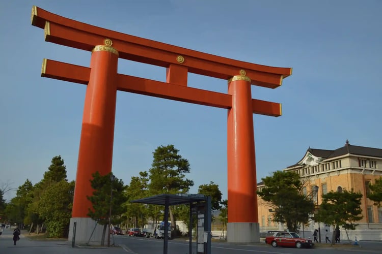 Heian Jingu Shrine_s Otorii Gate and the Kyoto City KYOCERA Museum of Art in early spring