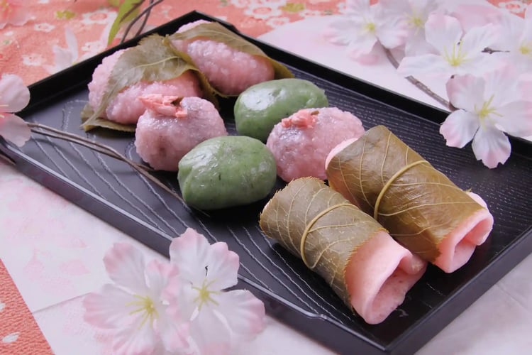 Offering Japanese sweets as a form of hospitality