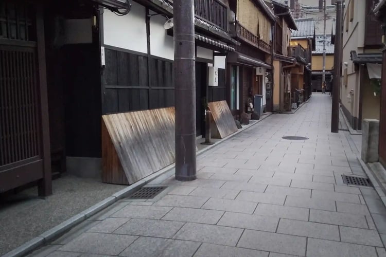 Kyoto Gion_s atmospheric backstreets