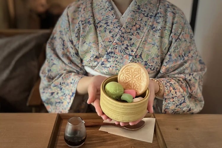 The hospitality of the ryokan attendant