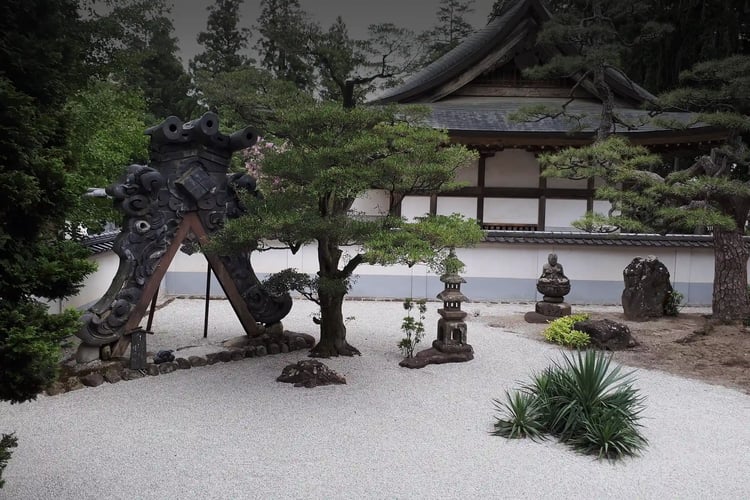 A summer Zen garden that shares the same philosophy as bonsai