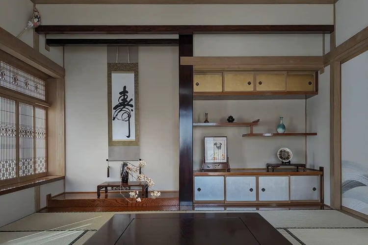 Tokonoma with a flower arrangement