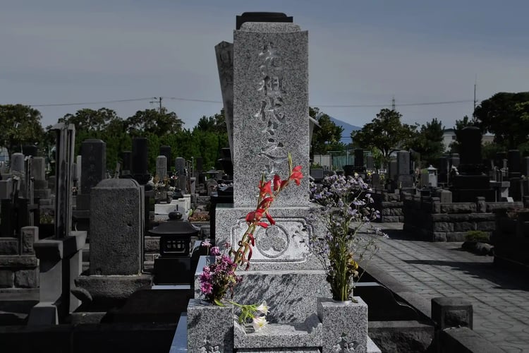 Grave offerings of flowers, which are considered the roots of ikebana
