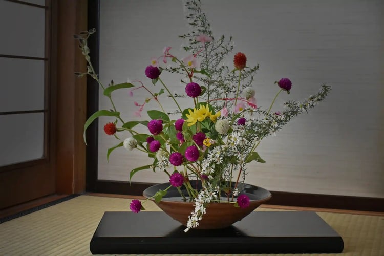 Ikebana in a Japanese-style room with tatami