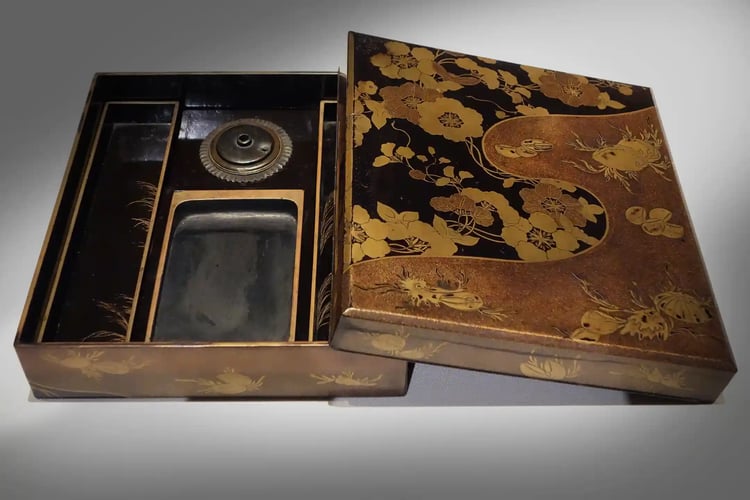 Writing_box,_Edo_period,_17th_century,_water_caltrop_and_seashell_design_in_maki-e_lacquer_-_Tokyo_National_Museum