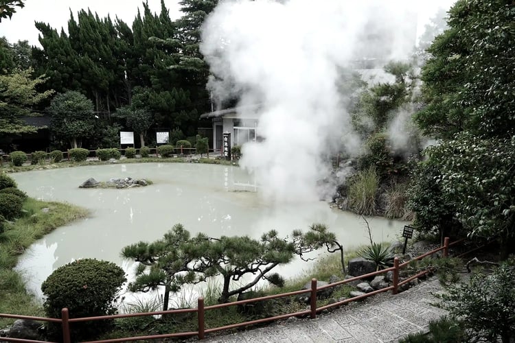 Shiraike Jigoku features a beautiful pond of pale, milky-white water