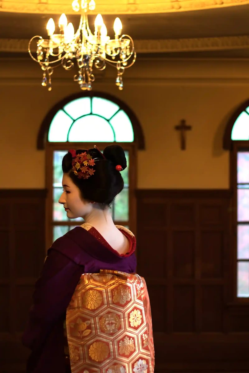 Maiko_in_Miyagawa,_Kyoto_Prefecture__November_2018_(28)