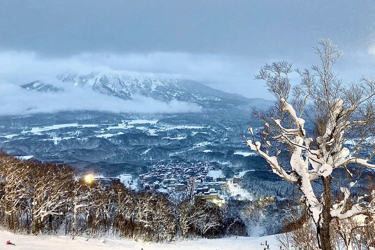 Niseko Hirafu Ski Resort and the night view of Kutchan