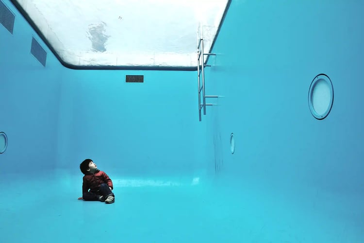 Inside_the_Swimming_Pool,_21st_Century_Museum_of_Contemporary_Art
