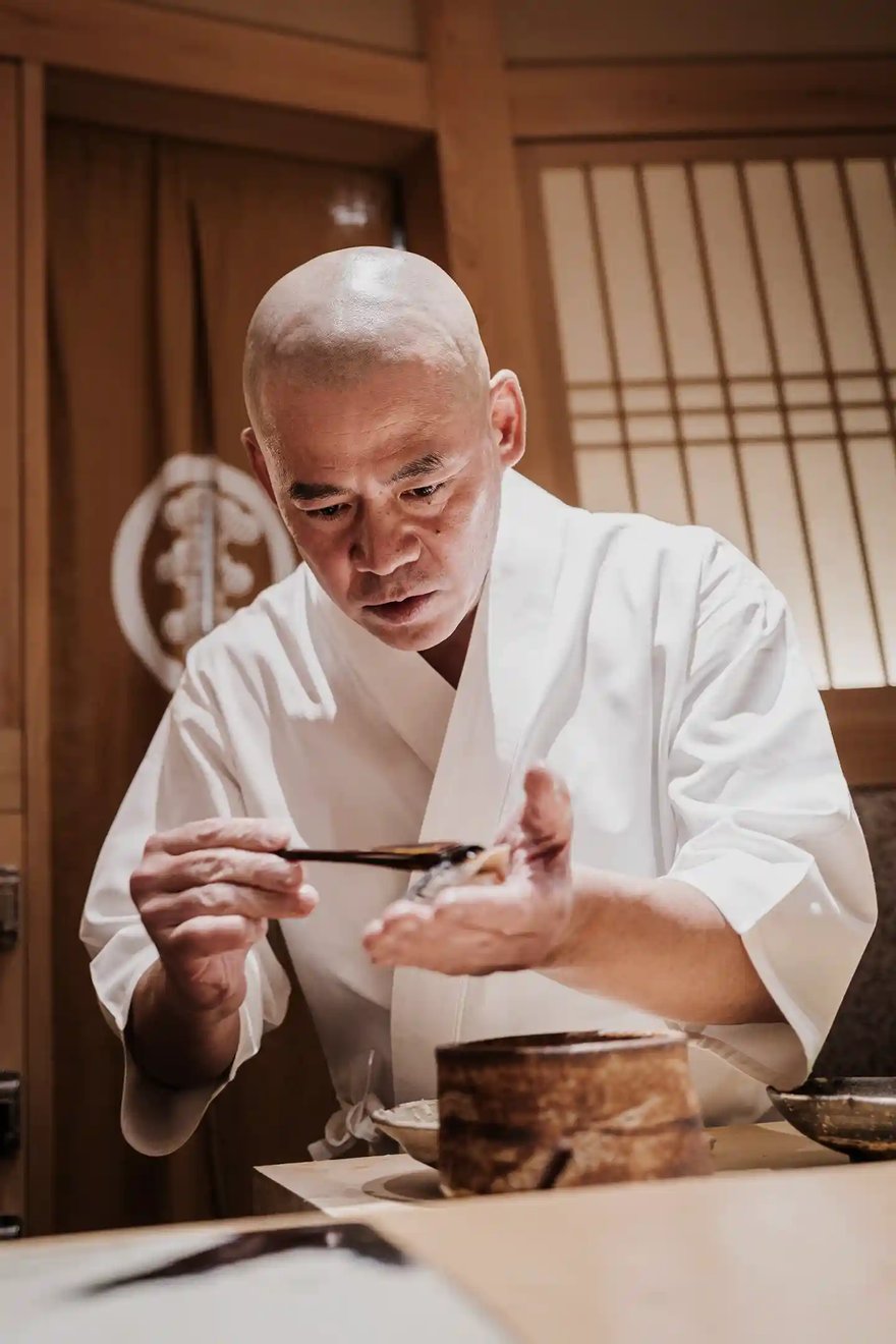 Takashi_Saito_preparing_sushi_2023