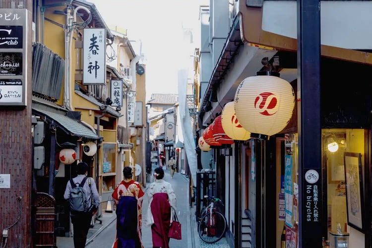 Pontocho Alley A journey through Kyoto_s historic nightlife