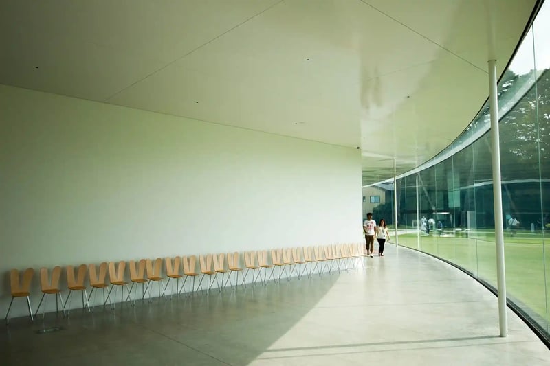 With its distinct circular design, the museum is accessible from any direction through glass-walled entrances on all four sides