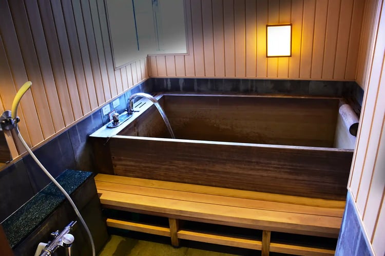 A cypress bath where the Japanese ambiance heals your soul