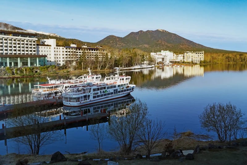 Hotels and Sightseeing Boats on Lake Akan
