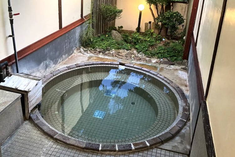 The Infinite Circle A Round Soaking Pool