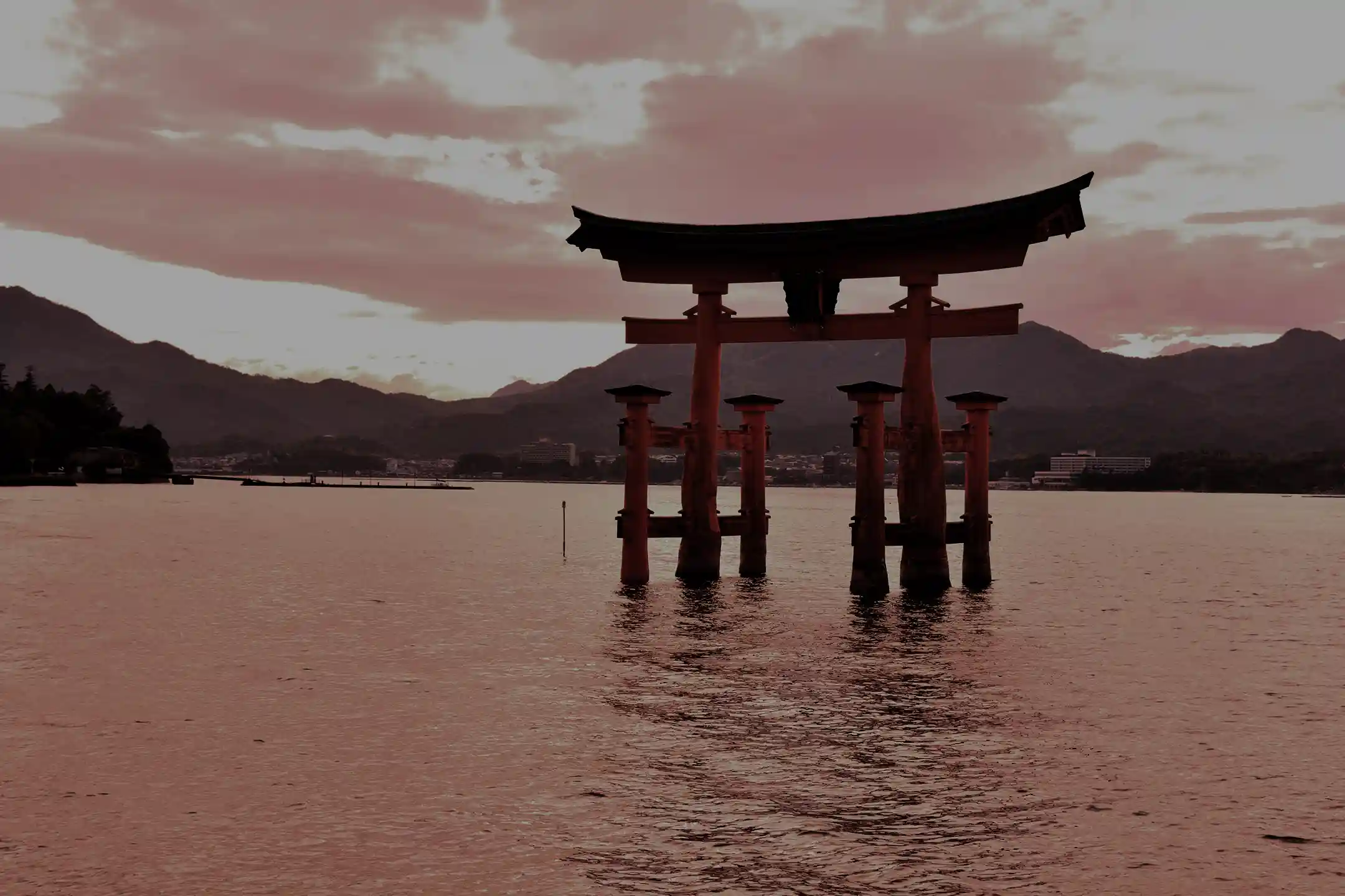 Visiting Itsukushima Shrine – A Journey Through Japan’s Most Beautiful Water World and Cultural Heritage