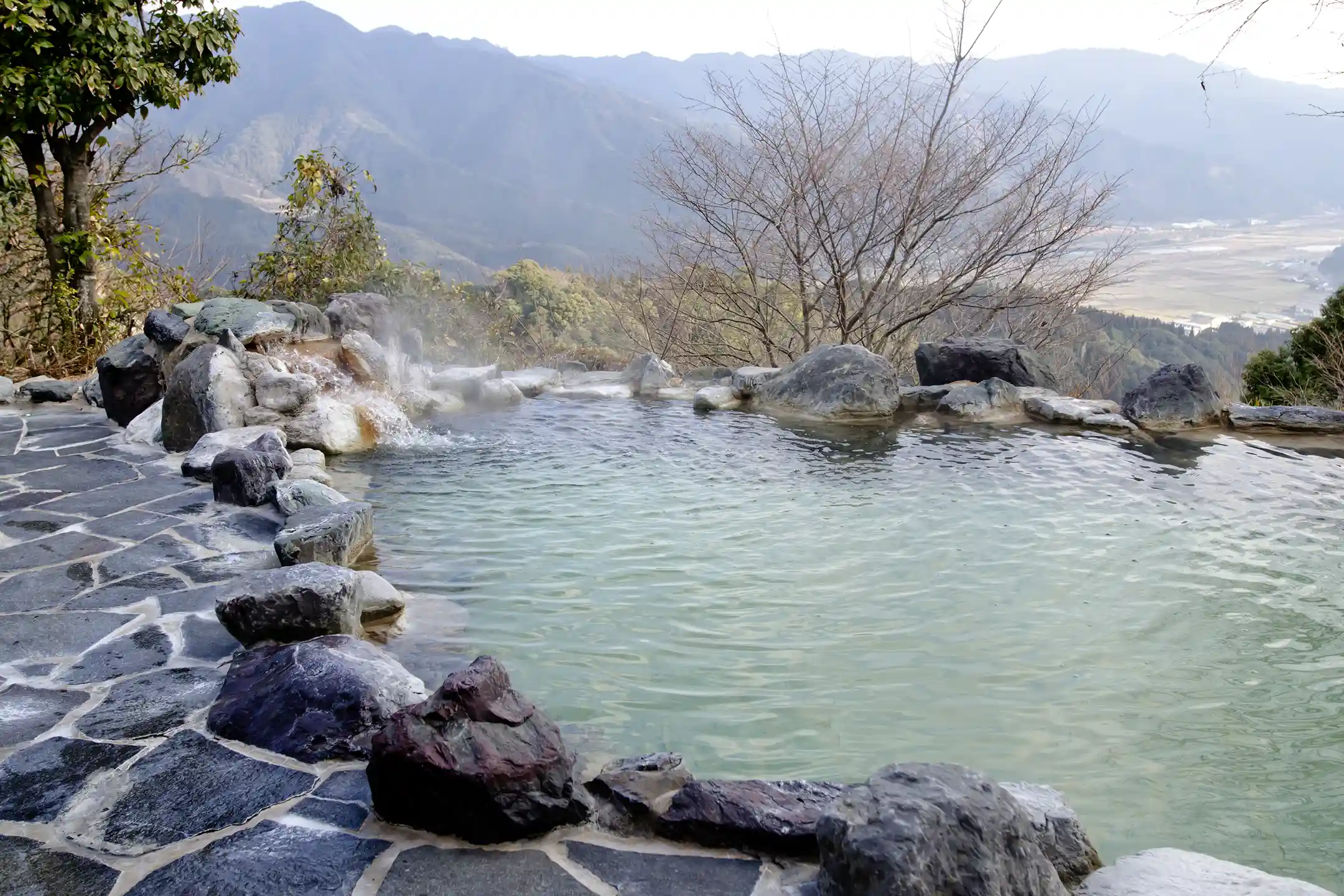 A Complete Guide to Japanese Onsen: What They Are, How to Bathe, Etiquette, Mixed Bathing, and Takegawara Onsen