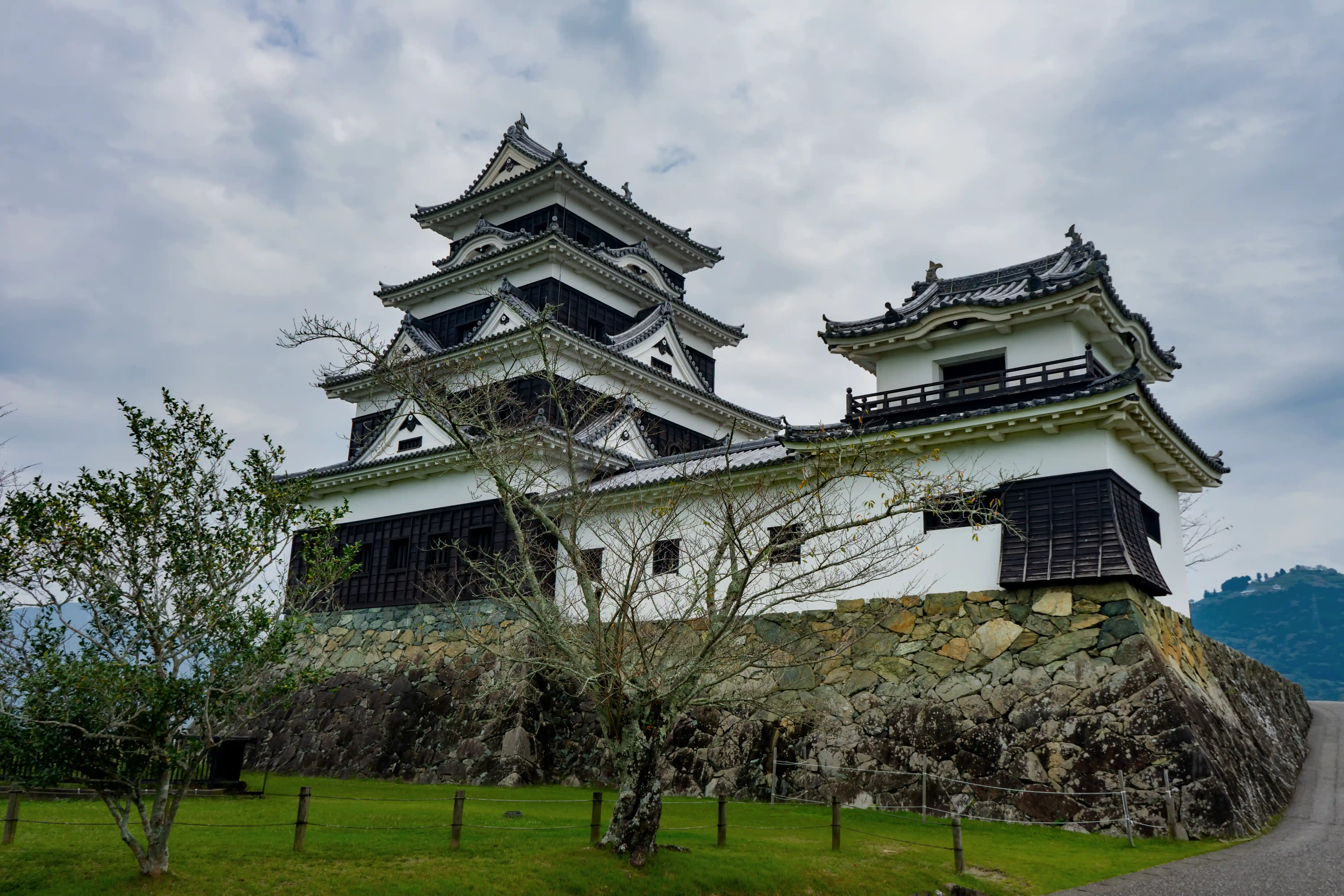 Traveling to Ozu Castle: Exploring the History and Highlights of Japan’s Elegant Castles