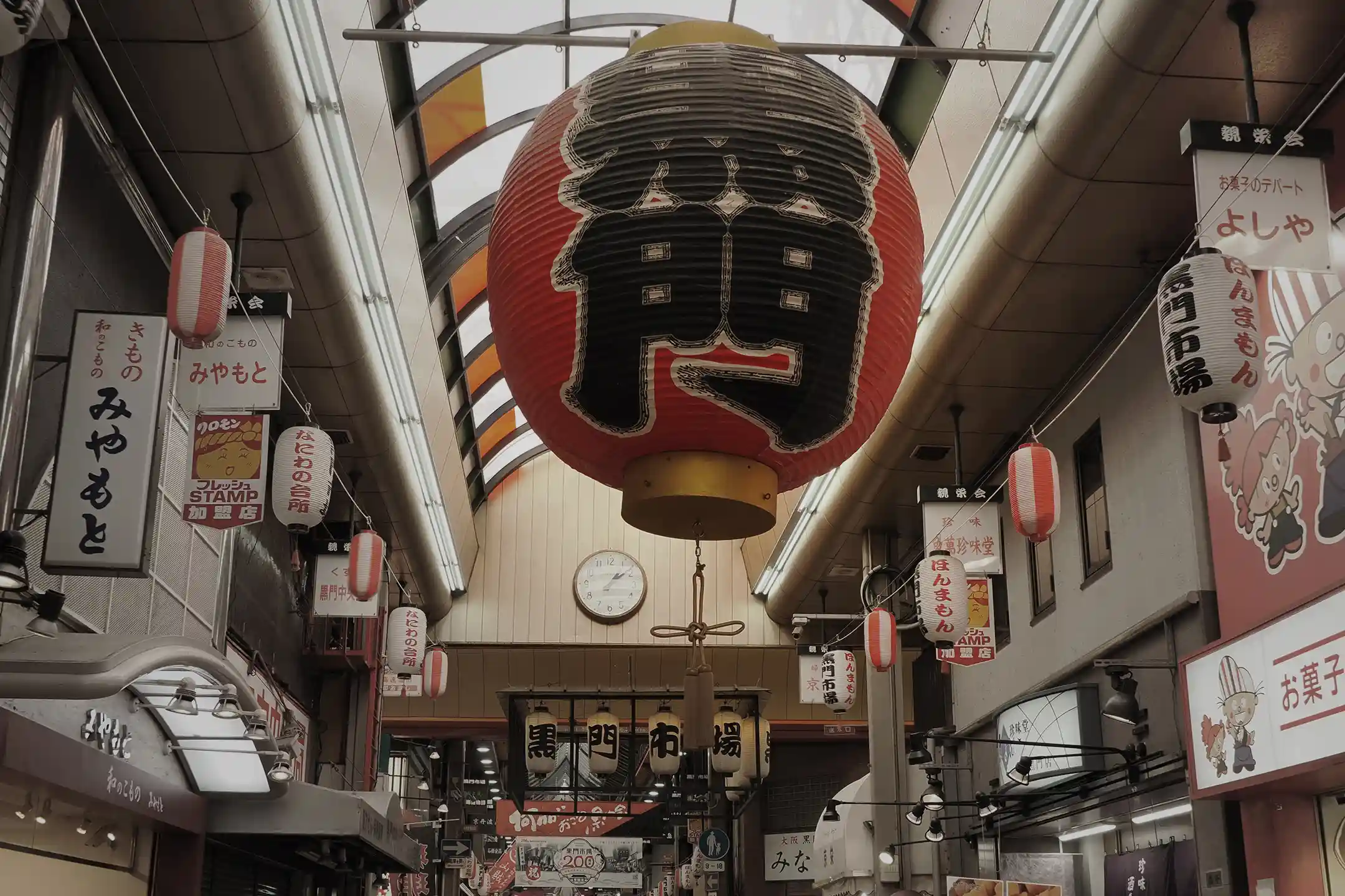 A Complete Guide to Enjoying History and Gourmet Delights at Osaka’s Kuromon Ichiba Market
