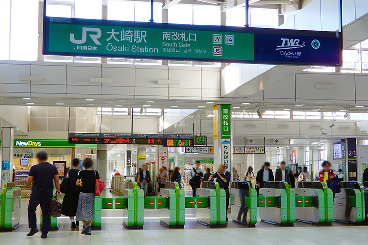 Ticket gates at a JR train station in Japan, with faces blurred