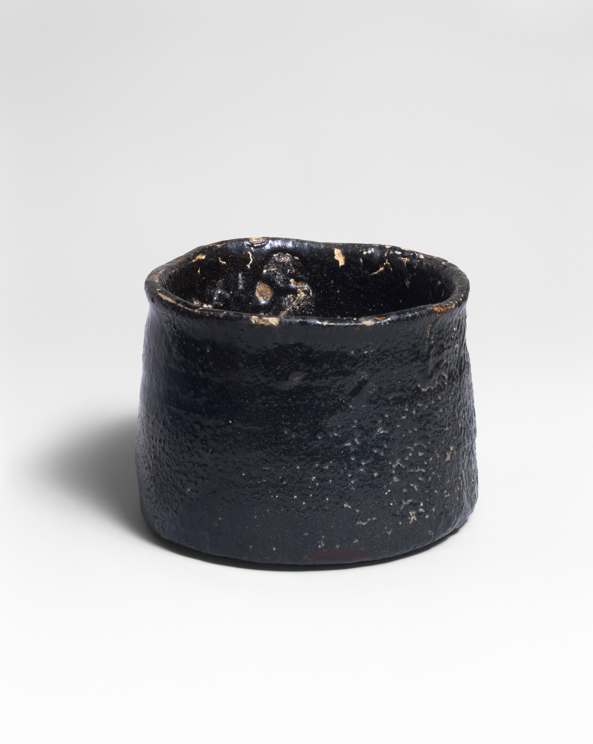 A Momoyama-period Black Seto tea bowl in the Metropolitan Museum of Art, stoneware with a black glaze, named Iron Mallet