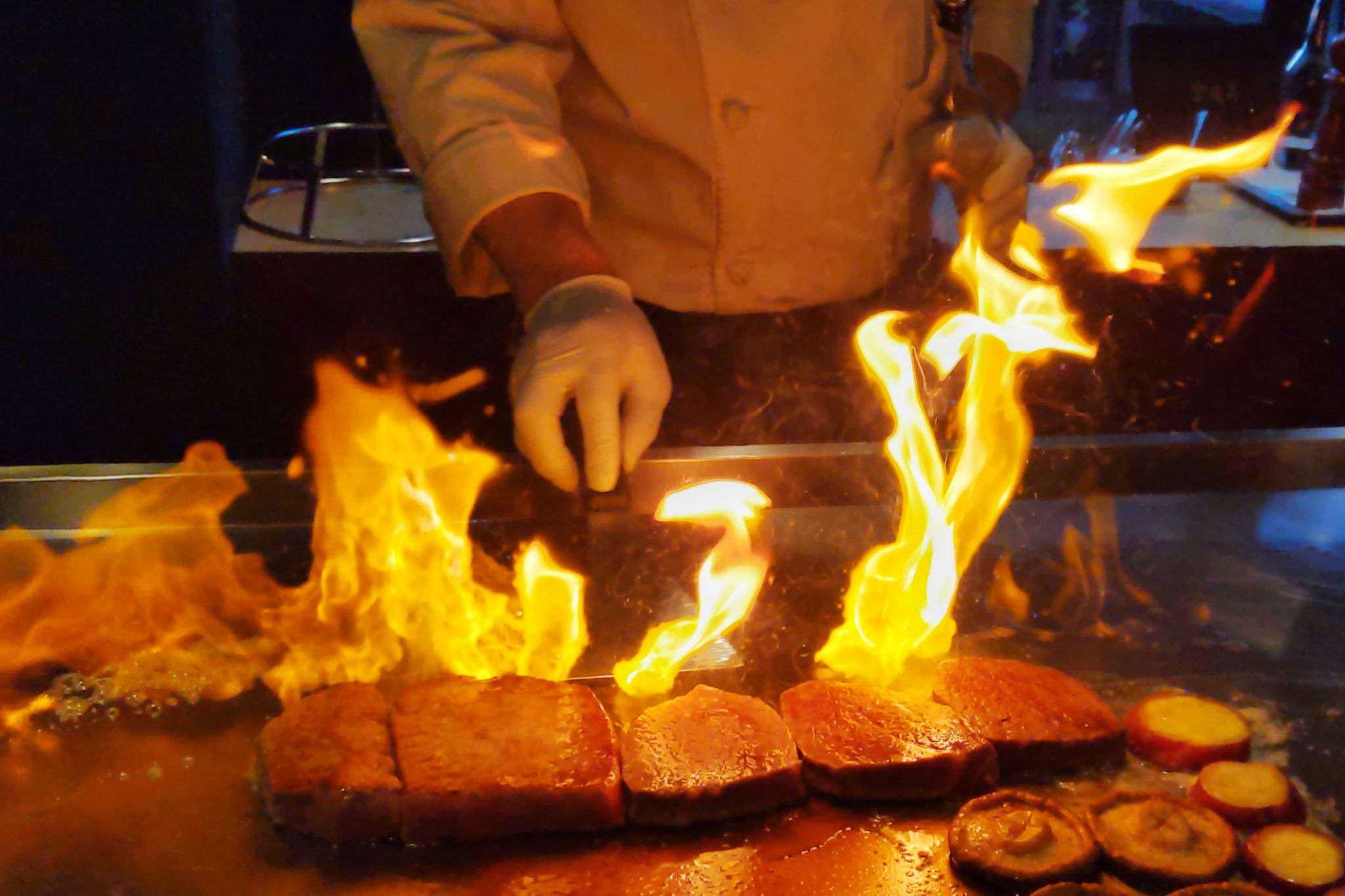 Teppanyaki Sushi Guide｜A “Counter Experience” Where Smoky Depth and Delicacy Meet in a Single Evening