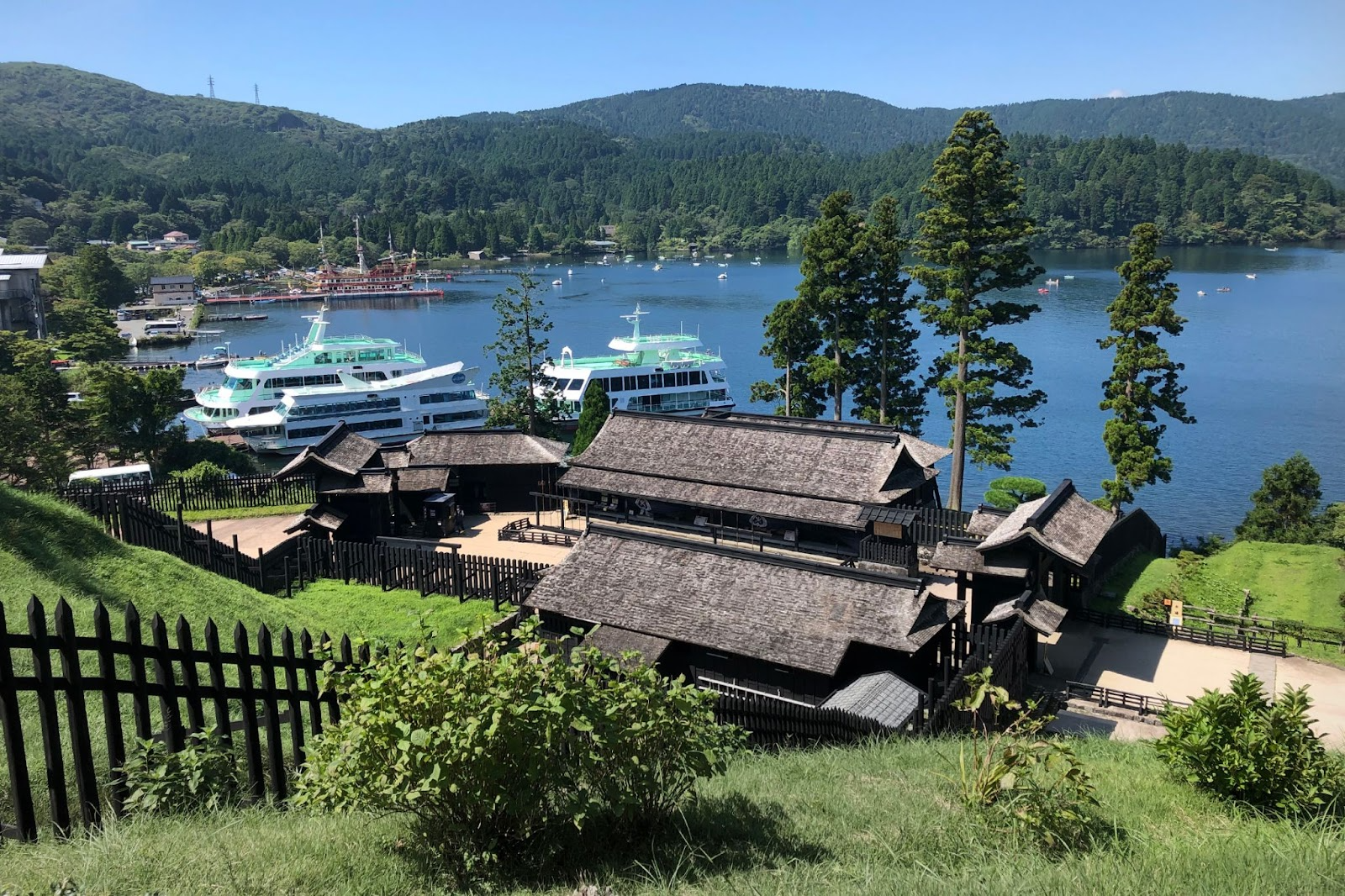 Complete Hakone guide to hot springs, forest bathing, mindful art, and eco‑friendly transit—a sustainable day‑trip plan from Tokyo for calm body and mind.